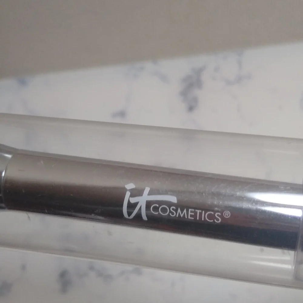 It Cosmetics Plush Paddle Foundation Brush